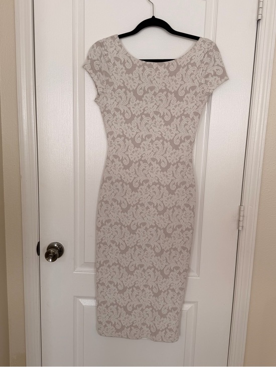 Arden B Dresses & Skirts - Arden B Taupe and Cream Lace-Print Midi Dress